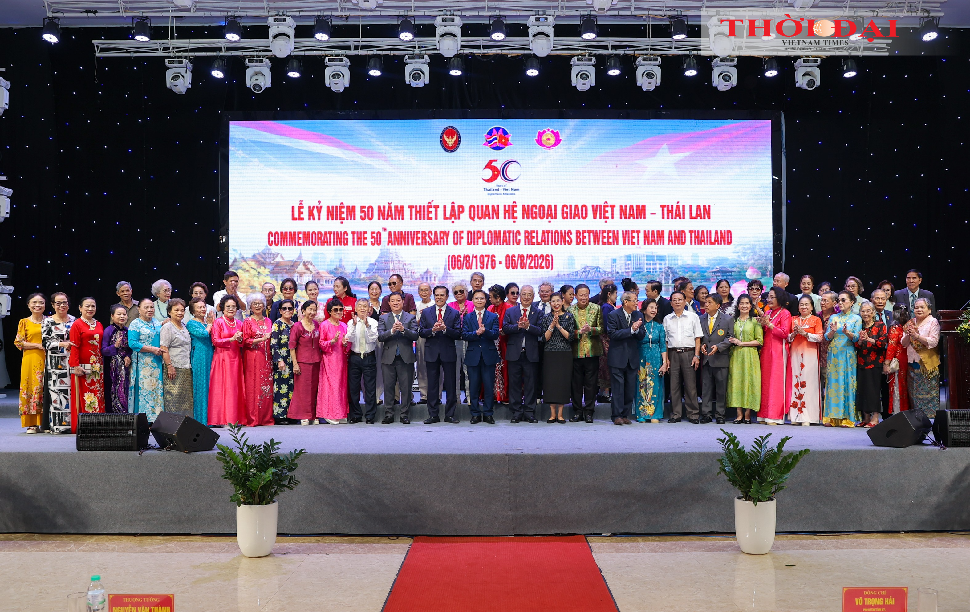 Caác đại biểu chụp ảnh lưu niệm. (Ảnh: Đinh Hòa) Caác đại biểu chụp ảnh lưu niệm. (Ảnh: Đinh Hòa)