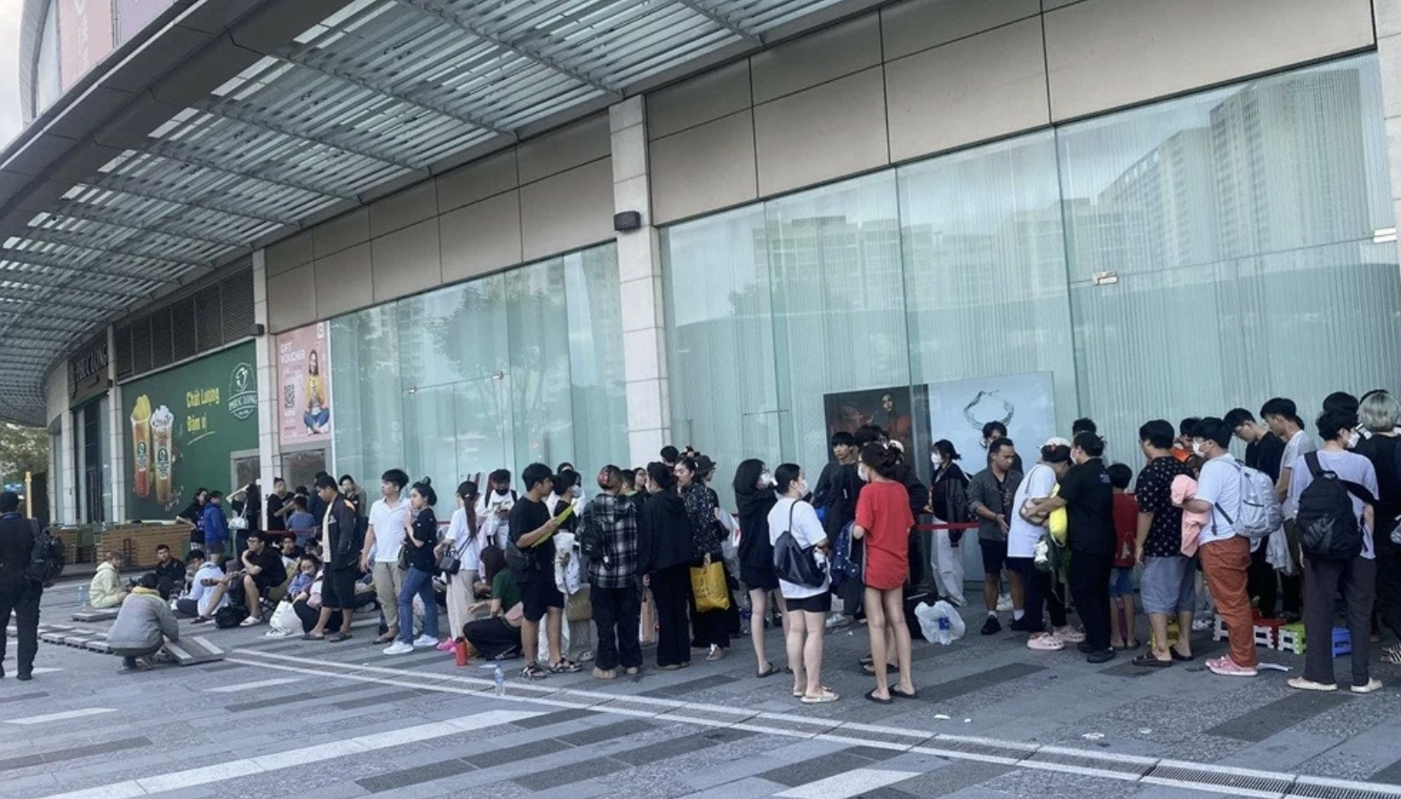 胡志明市某购物中心排队等候购买拉布布(Labubu)的人群。 胡志明市某购物中心排队等候购买拉布布(Labubu)的人群。