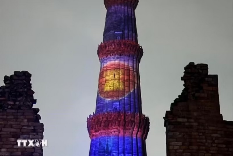 ASEAN flag shines brightly on Qutub Minar, an ancient tower in New Delhi, India. (Photo: Quang Trung/VNA) ASEAN flag shines brightly on Qutub Minar, an ancient tower in New Delhi, India. (Photo: Quang Trung/VNA)
