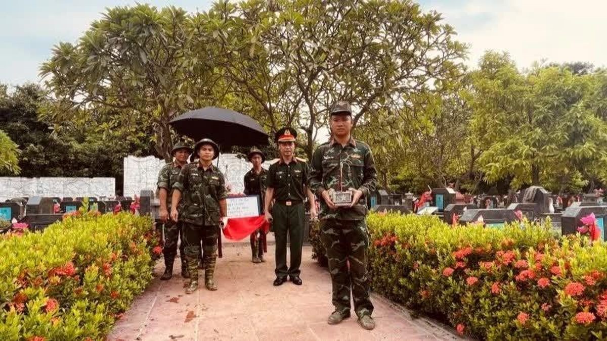 河内首都司令部官兵在梅译烈士陵园准备烈士遗骸采样手续。 河内首都司令部官兵在梅译烈士陵园准备烈士遗骸采样手续。