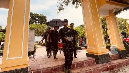 将烈士遗骸移至采样地点。 将烈士遗骸移至采样地点。