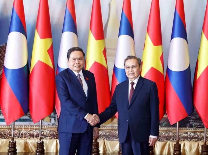 President of the Lao National Assembly Xaysomphone Phomvihane (R) welcomes Vietnam's National Assembly Chairman Tran Thanh Man in Vientiane on February 5, 2026. (Photo: VNA) President of the Lao National Assembly Xaysomphone Phomvihane (R) welcomes Vietnam's National Assembly Chairman Tran Thanh Man in Vientiane on February 5, 2026. (Photo: VNA)
