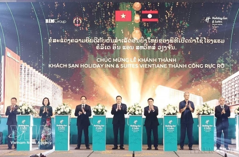 President of the Lao National Assembly Xaysomphone Phomvihane, Vietnam's National Assembly Chairman Tran Thanh Man and delegates innaugurate Holiday Inn & Suites Vientiane hotel in Vientiane on October 18, 2024. (Photo: VNA) President of the Lao National Assembly Xaysomphone Phomvihane, Vietnam's National Assembly Chairman Tran Thanh Man and delegates innaugurate Holiday Inn & Suites Vientiane hotel in Vientiane on October 18, 2024. (Photo: VNA)
