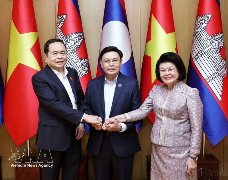From left: Chairman of the National Assembly of Vietnam Tran Thanh Man, President of the Lao National Assembly and President of the ASEAN Inter-Parliamentary Assembly (AIPA-45) Xaysomphone Phomvihane, and President of the Cambodian National Assembly Samdech Khuon Sudary hold a working breakfast in Vientiane on October 18, 2024. (Photo: VNA) From left: Chairman of the National Assembly of Vietnam Tran Thanh Man, President of the Lao National Assembly and President of the ASEAN Inter-Parliamentary Assembly (AIPA-45) Xaysomphone Phomvihane, and President of the Cambodian National Assembly Samdech Khuon Sudary hold a working breakfast in Vientiane on October 18, 2024. (Photo: VNA)