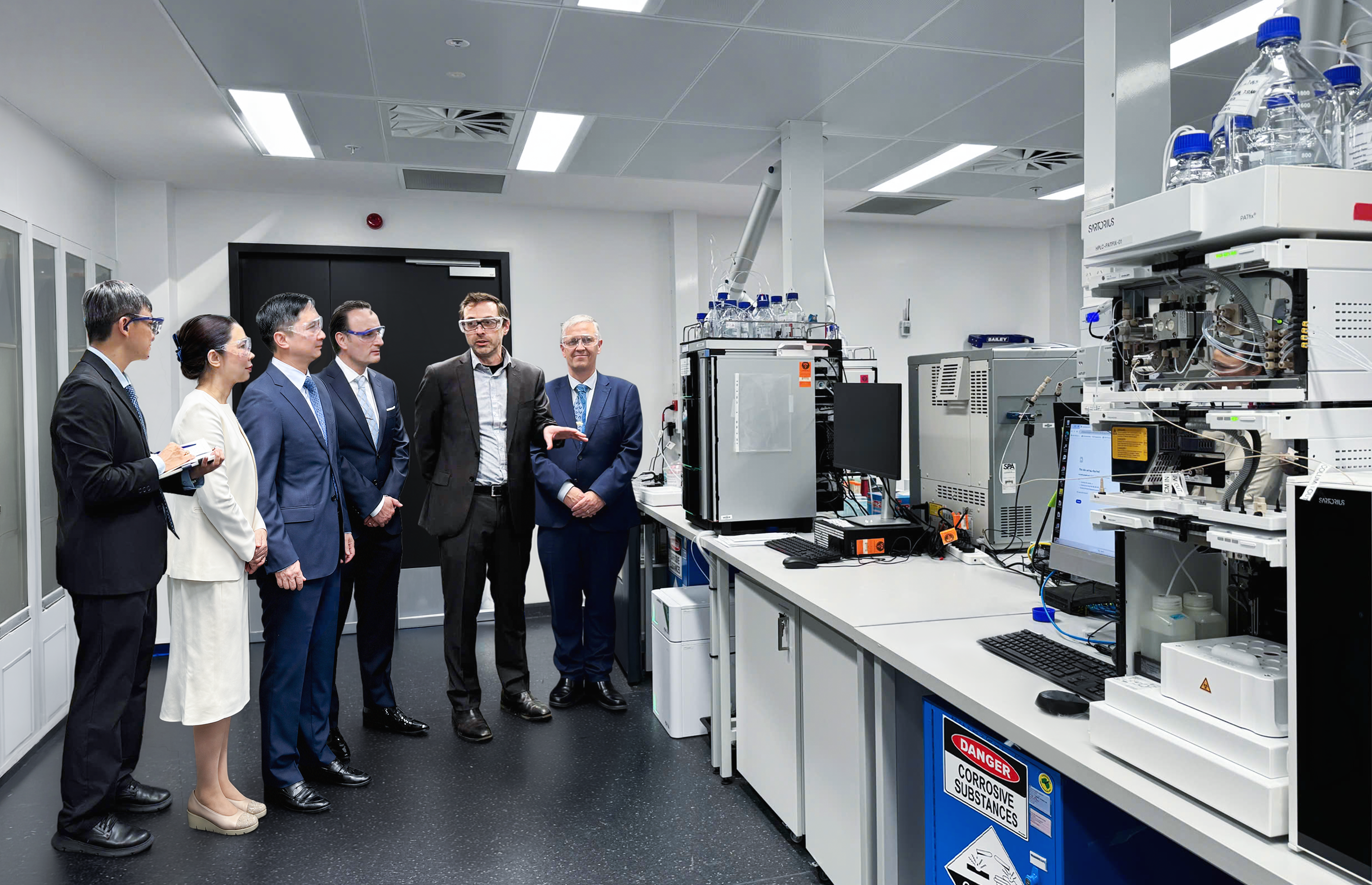 Các chuyên gia Viện RNA giới thiệu Phòng Thí nghiệm và Trung tâm Tiền lâm sàng của Đại học New South Wales (UNSW) nơi đang thực hiện những nghiên cứu y sinh quan trọng để phát triển thuốc, vắc xin thế hệ mới. Ảnh: Viện Nghiên cứu Tâm Anh Các chuyên gia Viện RNA giới thiệu Phòng Thí nghiệm và Trung tâm Tiền lâm sàng của Đại học New South Wales (UNSW) nơi đang thực hiện những nghiên cứu y sinh quan trọng để phát triển thuốc, vắc xin thế hệ mới. Ảnh: Viện Nghiên cứu Tâm Anh