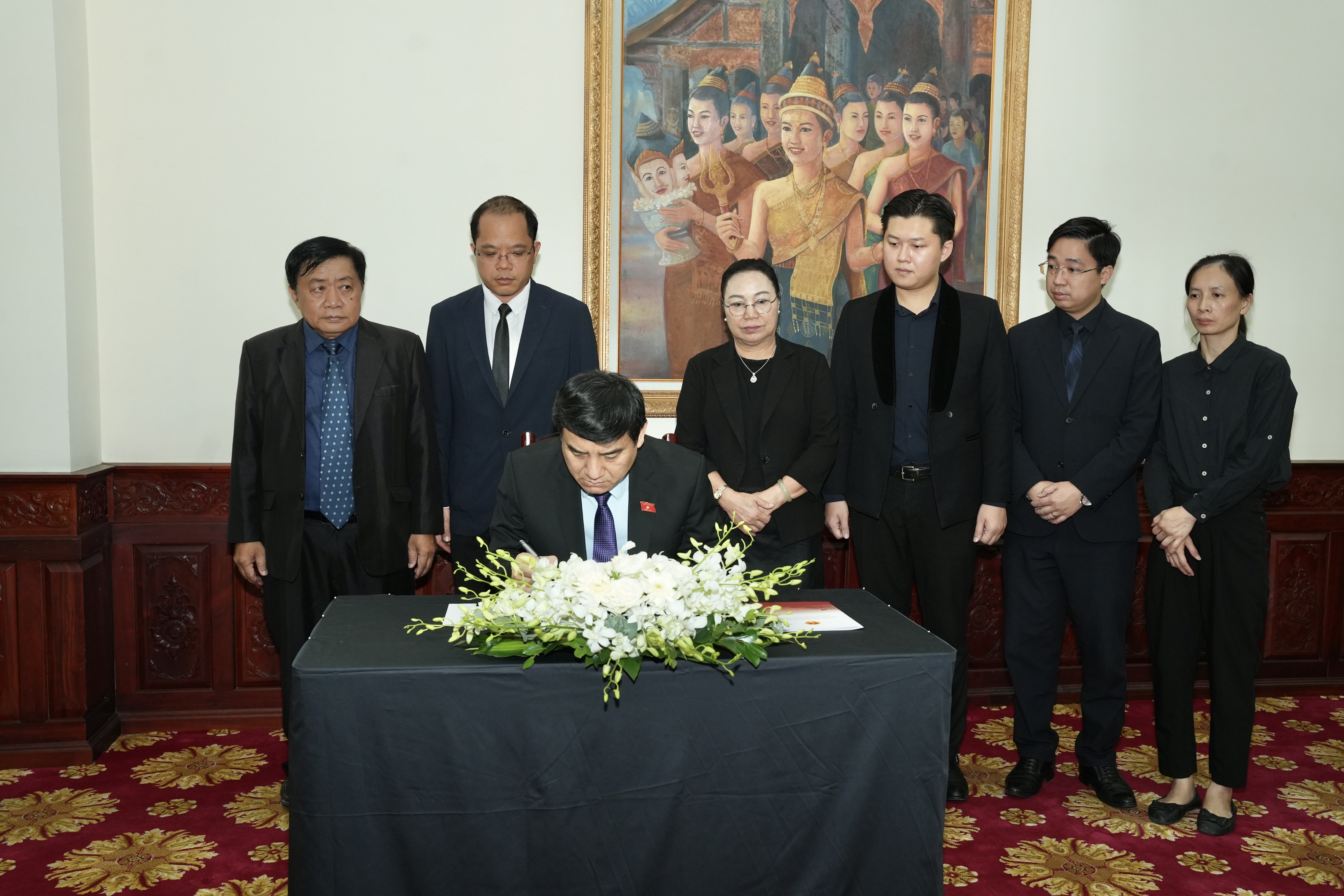 Hội hữu nghị Việt Nam - Lào ghi sổ tang tưởng niệm Chủ tịch Quốc hội Lào Xaysomphone Phomvihane