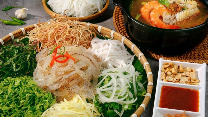 Jellyfish hotpot is a well worth trying option. (Photo: Khoai Restaurant) Jellyfish hotpot is a well worth trying option. (Photo: Khoai Restaurant)