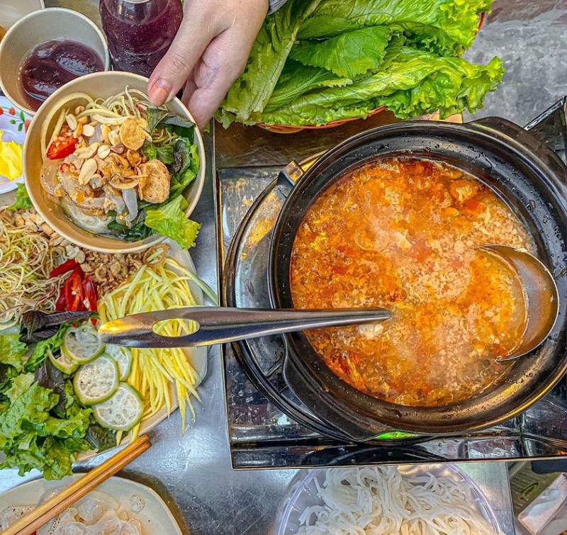 The broth is typically prepared from simmered bones combined with shrimp paste, tomatoes, and traditional seasonings. (Photo: Vinwonders) The broth is typically prepared from simmered bones combined with shrimp paste, tomatoes, and traditional seasonings. (Photo: Vinwonders)