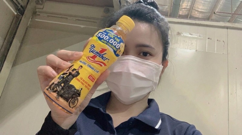 Cùng với anh Thức, chị Trần Thị Mỹ Lệ, một công nhân làm việc tại Đồng Nai là khách hàng đầu tiên trúng giải Đặc biệt 100 triệu đồng từ chương trình Kỹ sư quê Quảng Nam bất ngờ trúng 100 triệu đồng từ chai Number 1
