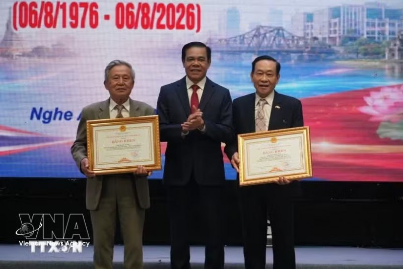 Chairman of the Nghe An provincial People's Committee Vo Trong Hai (centre) presents certificates of merit to contributors to Vietnam - Thailand ties. (Photo: VNA) Chairman of the Nghe An provincial People's Committee Vo Trong Hai (centre) presents certificates of merit to contributors to Vietnam - Thailand ties. (Photo: VNA)