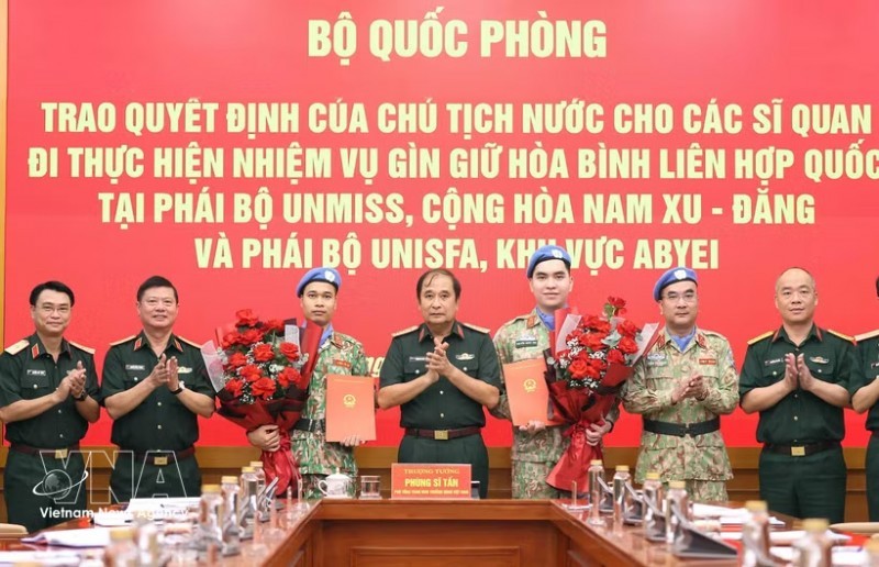 Deputy Chief of the General Staff of the VPA Senior Lieutenant General Phung Si Tan (centre) hands over the President’s decisions to the officers undertaking UN peacekeeping missions at the ceremony. (Photo: VNA) Deputy Chief of the General Staff of the VPA Senior Lieutenant General Phung Si Tan (centre) hands over the President’s decisions to the officers undertaking UN peacekeeping missions at the ceremony. (Photo: VNA)