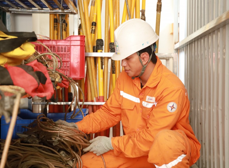 CBNV Công ty Điện lực Điện Biên kiểm tra, sắp xếp vật tư, dụng cụ, sẵn sàng phục vụ công tác xử lý sự cố trong mùa mưa bão CBNV Công ty Điện lực Điện Biên kiểm tra, sắp xếp vật tư, dụng cụ, sẵn sàng phục vụ công tác xử lý sự cố trong mùa mưa bão