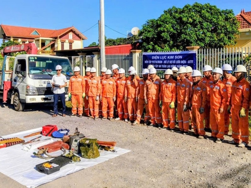 Các điện lực tại Công ty Điện lực Ninh Bình tổ chức diễn tập phòng, chống thiên tai, xử lý sự cố lưới điện và an toàn lao động, nâng cao khả năng ứng phó trong mùa mưa bão Các điện lực tại Công ty Điện lực Ninh Bình tổ chức diễn tập phòng, chống thiên tai, xử lý sự cố lưới điện và an toàn lao động, nâng cao khả năng ứng phó trong mùa mưa bão