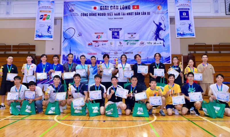 Rewards for winners of categories. (Photo: Vietnamese Community Badminton Association in Japan)