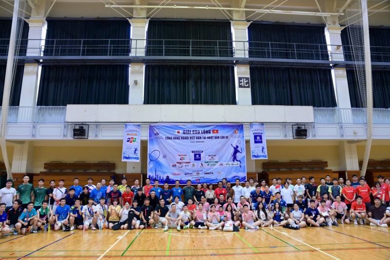 Athletes took photo together. (Photo: Vietnamese Community Badminton Association in Japan)