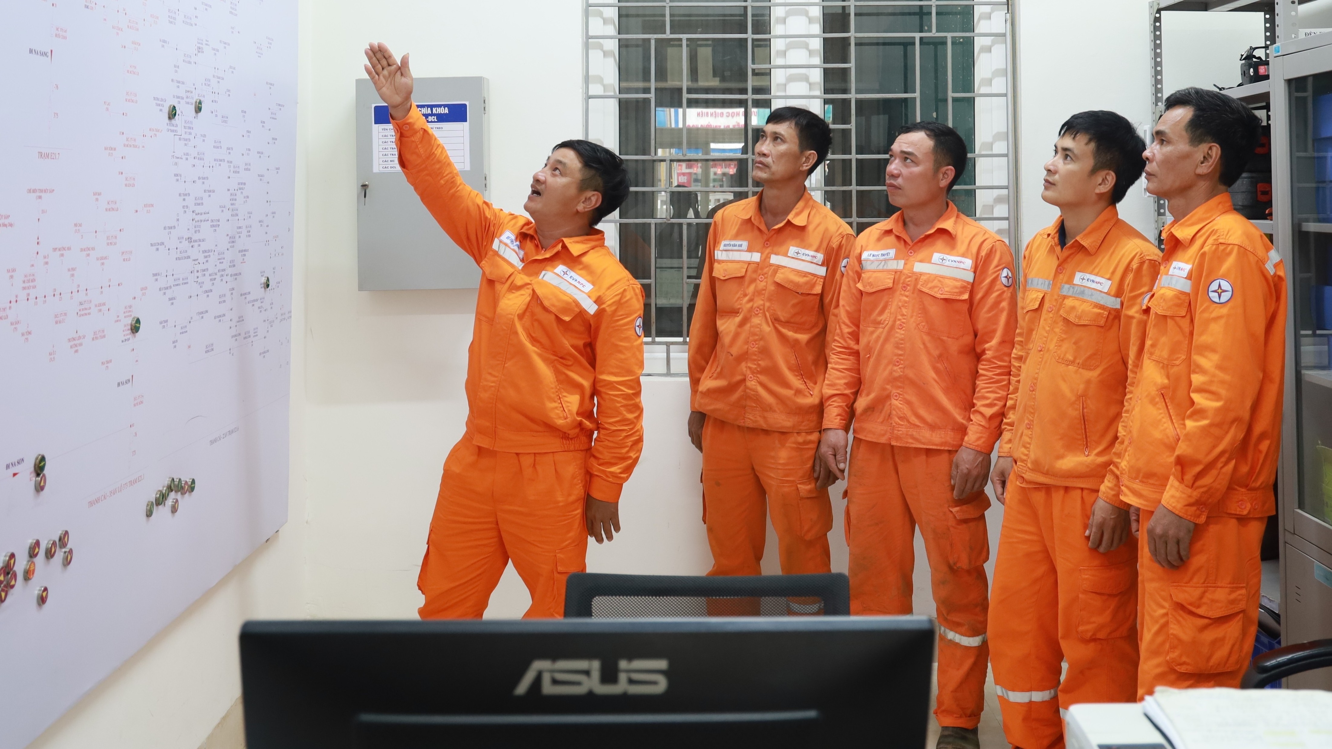 EVNNPC tăng cường “lá chắn” an toàn trong mùa mưa bão