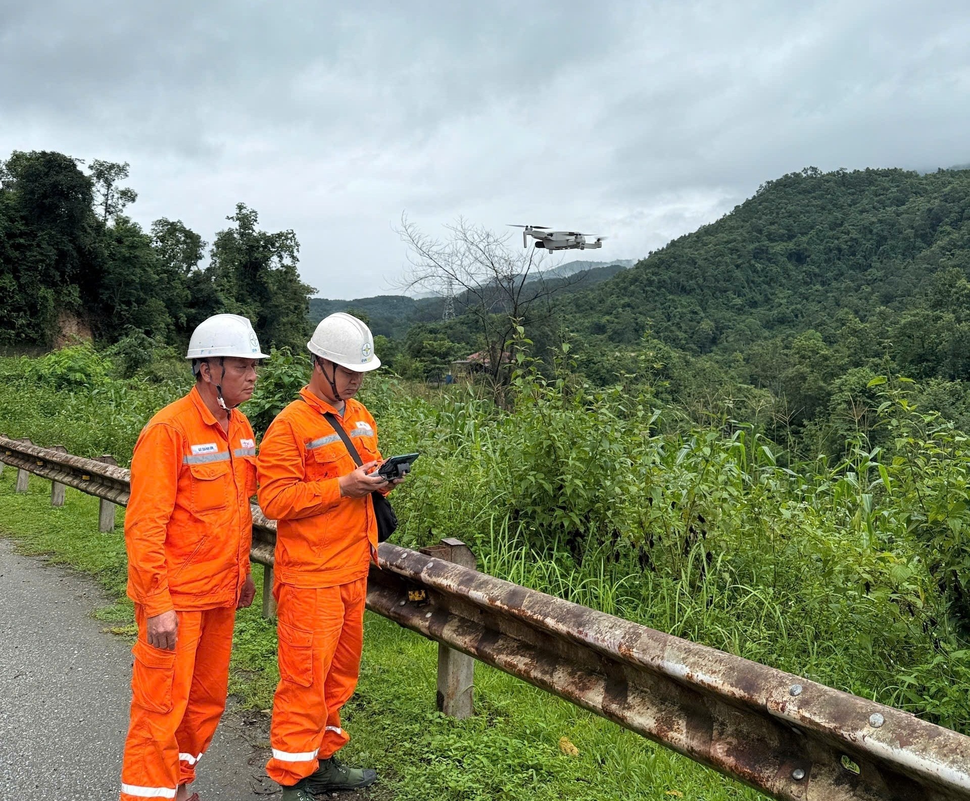 Công ty Điện lực Điện Biên ứng dụng thiết bị bay không người lái hỗ trợ kiểm tra lưới điện tại khu vực địa hình phức tạp, góp phần nâng cao hiệu quả công tác phòng, chống thiên tai trong mùa mưa bão Công ty Điện lực Điện Biên ứng dụng thiết bị bay không người lái hỗ trợ kiểm tra lưới điện tại khu vực địa hình phức tạp, góp phần nâng cao hiệu quả công tác phòng, chống thiên tai trong mùa mưa bão