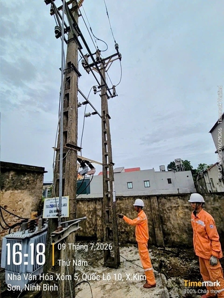 Công ty Điện lực Ninh Bình kiểm tra lưới điện, rà soát tình trạng thiết bị, chủ động phát hiện và xử lý các nguy cơ mất an toàn Công ty Điện lực Ninh Bình kiểm tra lưới điện, rà soát tình trạng thiết bị, chủ động phát hiện và xử lý các nguy cơ mất an toàn