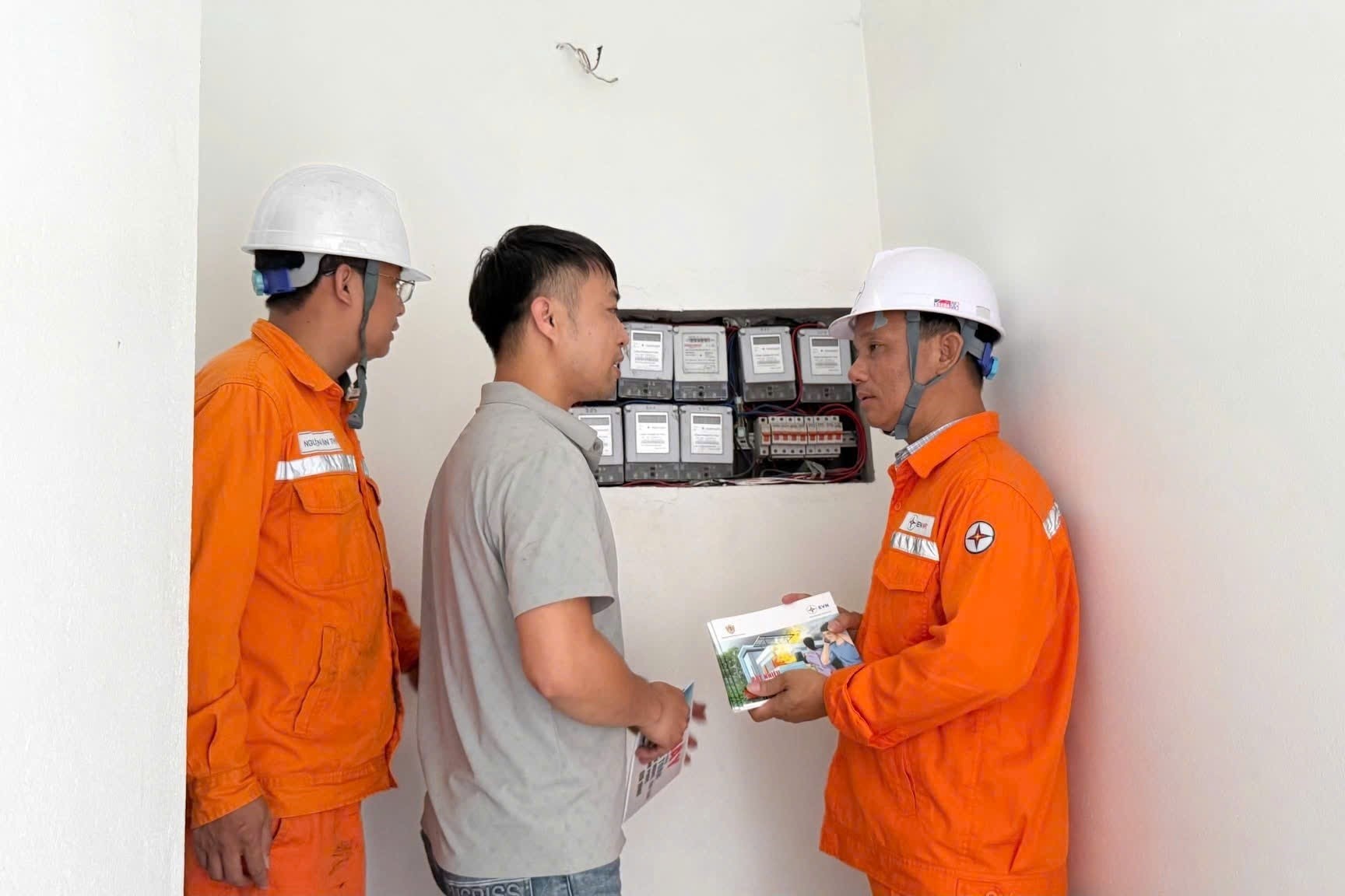 Công ty Điện lực Hưng Yên tuyên truyền, hướng dẫn khách hàng sử dụng điện an toàn, góp phần phòng tránh các nguy cơ mất an toàn điện trong mùa mưa bão Công ty Điện lực Hưng Yên tuyên truyền, hướng dẫn khách hàng sử dụng điện an toàn, góp phần phòng tránh các nguy cơ mất an toàn điện trong mùa mưa bão