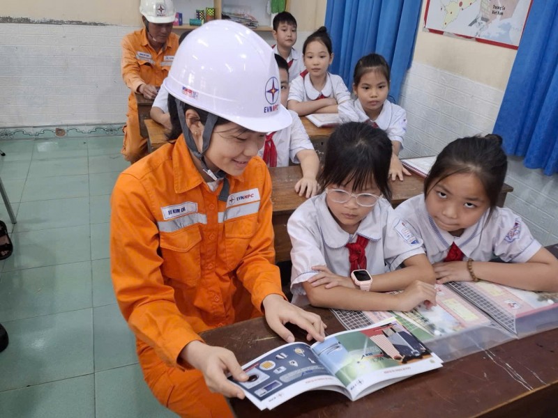 Công ty Điện lực Hưng Yên tuyên truyền, hướng dẫn học sinh sử dụng điện an toàn, nâng cao kỹ năng phòng tránh tai nạn điện trong mùa mưa bão Công ty Điện lực Hưng Yên tuyên truyền, hướng dẫn học sinh sử dụng điện an toàn, nâng cao kỹ năng phòng tránh tai nạn điện trong mùa mưa bão
