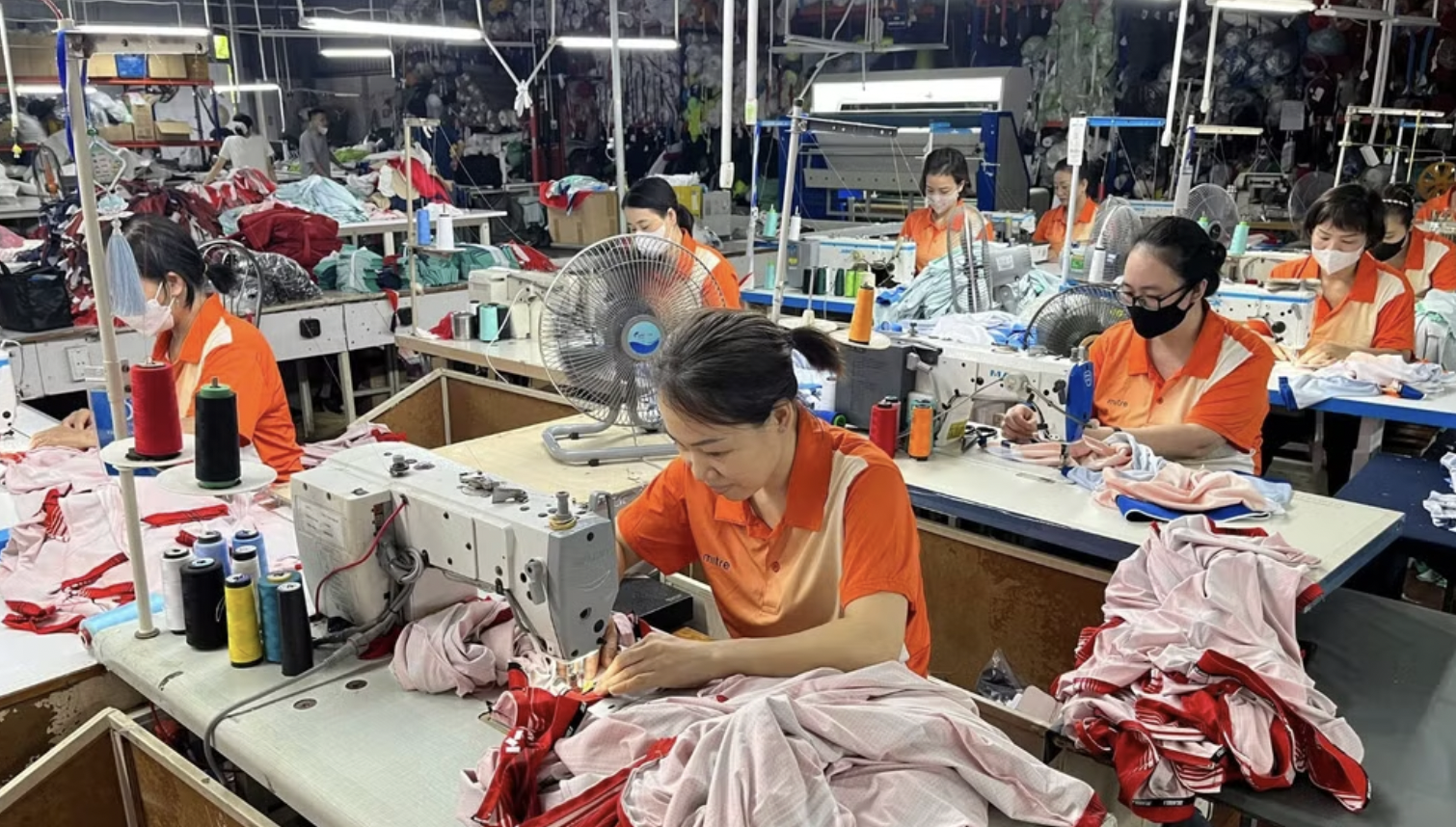动力体育集团股份公司运动比赛服生产基地的劳动者。 动力体育集团股份公司运动比赛服生产基地的劳动者。