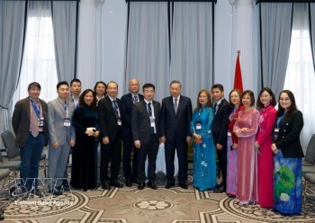 Top Leader Receives Vietnamese Intellectuals, Scientists in Australia