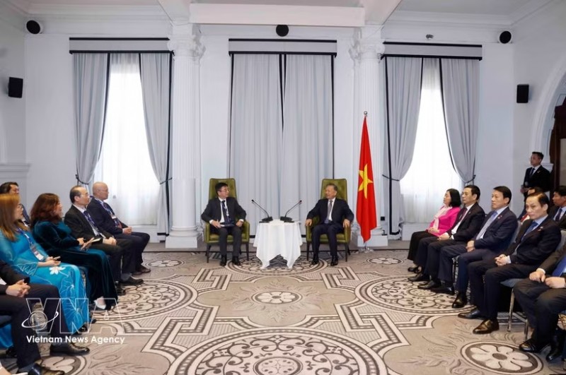 General Secretary of the Communist Party of Vietnam Central Committee and President To Lam (right) receives prominent Vietnamese intellectuals and scientists who are members of the Vietnam-Australia Scholars & Experts Association (VASEA) in Sydney on August 10. (Photo: VNA) General Secretary of the Communist Party of Vietnam Central Committee and President To Lam (right) receives prominent Vietnamese intellectuals and scientists who are members of the Vietnam-Australia Scholars & Experts Association (VASEA) in Sydney on August 10. (Photo: VNA)