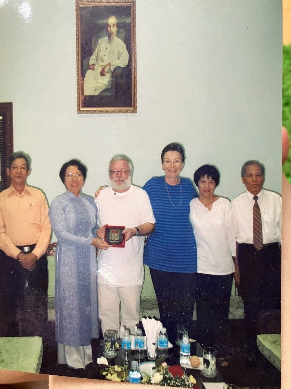 胡志明市友好组织联合会向瑞士—越南友好协会委员马可·梅迪奇(右起第四)、洛桑儿童救助会驻胡志明市代表兼协会原主席玛格丽特·施洛瑟(右起第三)赠送联合会会徽。(图:由阮氏美仙女士提供) 胡志明市友好组织联合会向瑞士—越南友好协会委员马可·梅迪奇(右起第四)、洛桑儿童救助会驻胡志明市代表兼协会原主席玛格丽特·施洛瑟(右起第三)赠送联合会会徽。(图:由阮氏美仙女士提供)