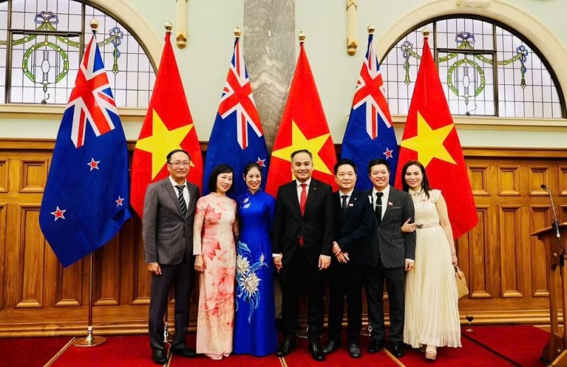 Nguyen Lam Giang (second from left), Vietnamese Embassy officials in New Zealand and Vietnamese intellectuals overseas take a commemorative photo. (Photo: Provided by the interviewee)