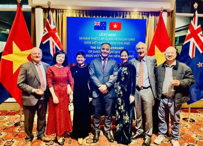 Nguyen Lam Giang (second from left) takes a photo with Vietnamese Ambassador to New Zealand Phan Minh Giang and delegates attending the ceremony marking the 50th anniversary of Vietnam-New Zealand diplomatic relations. (Photo: Provided by the interviewee)