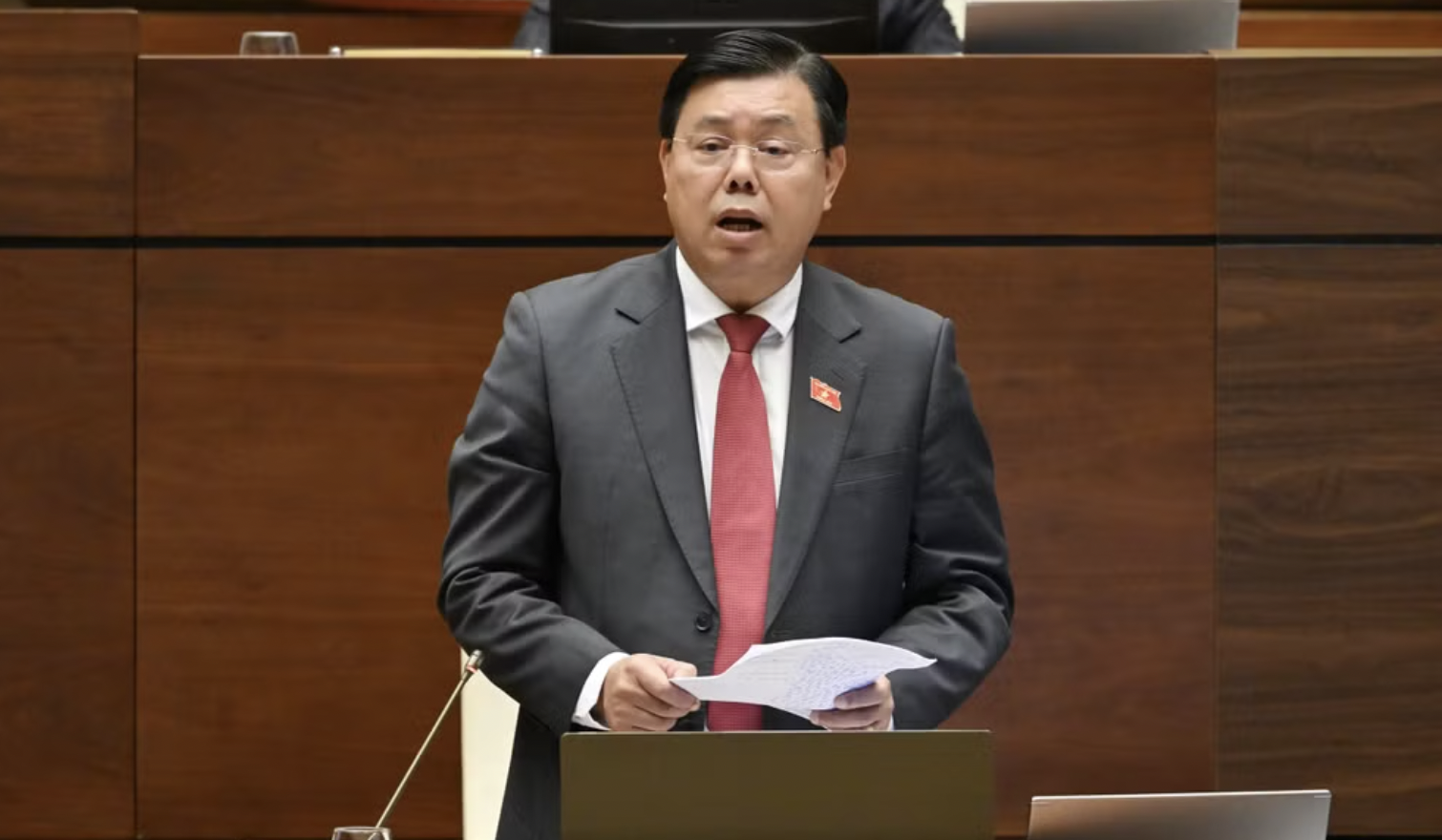 内务部部长阮进海发表说明,澄清国会代表关注的部分问题。 内务部部长阮进海发表说明,澄清国会代表关注的部分问题。