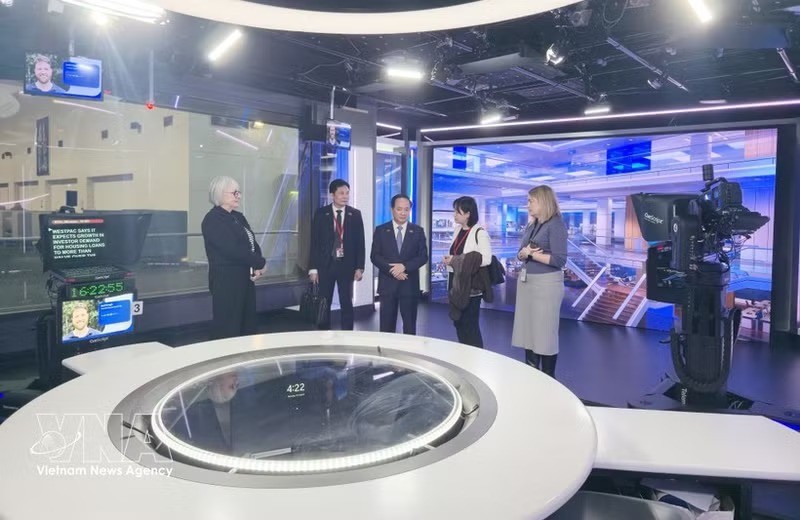 Head of the CPV Central Committee’s Commission for Publicity Trinh Van Quyet tours ABC facility (Photo: VNA)