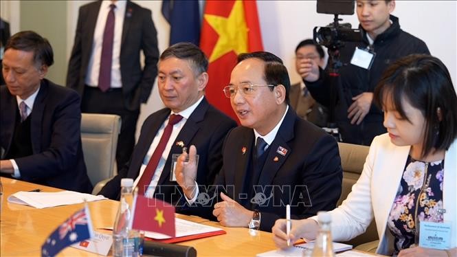 Đồng chí Trịnh Văn Quyết, Ủy viên Bộ Chính trị, Bí thư Trung ương Đảng, Trưởng Ban Tuyên giáo Trung ương phát biểu tại buổi làm việc với Đồng Bộ trưởng Ngoại giao và Thương mại Australia Matt Thistlethwaite. Ảnh: PV TTXVN tại Australia Đồng chí Trịnh Văn Quyết, Ủy viên Bộ Chính trị, Bí thư Trung ương Đảng, Trưởng Ban Tuyên giáo Trung ương phát biểu tại buổi làm việc với Đồng Bộ trưởng Ngoại giao và Thương mại Australia Matt Thistlethwaite. Ảnh: PV TTXVN tại Australia