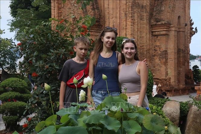 Du khách Nga chụp ảnh lưu niệm tại Tháp bà Ponagar (Nha Trang, Khánh Hòa). Ảnh: Phan Sáu/TTXVN Du khách Nga chụp ảnh lưu niệm tại Tháp bà Ponagar (Nha Trang, Khánh Hòa). Ảnh: Phan Sáu/TTXVN
