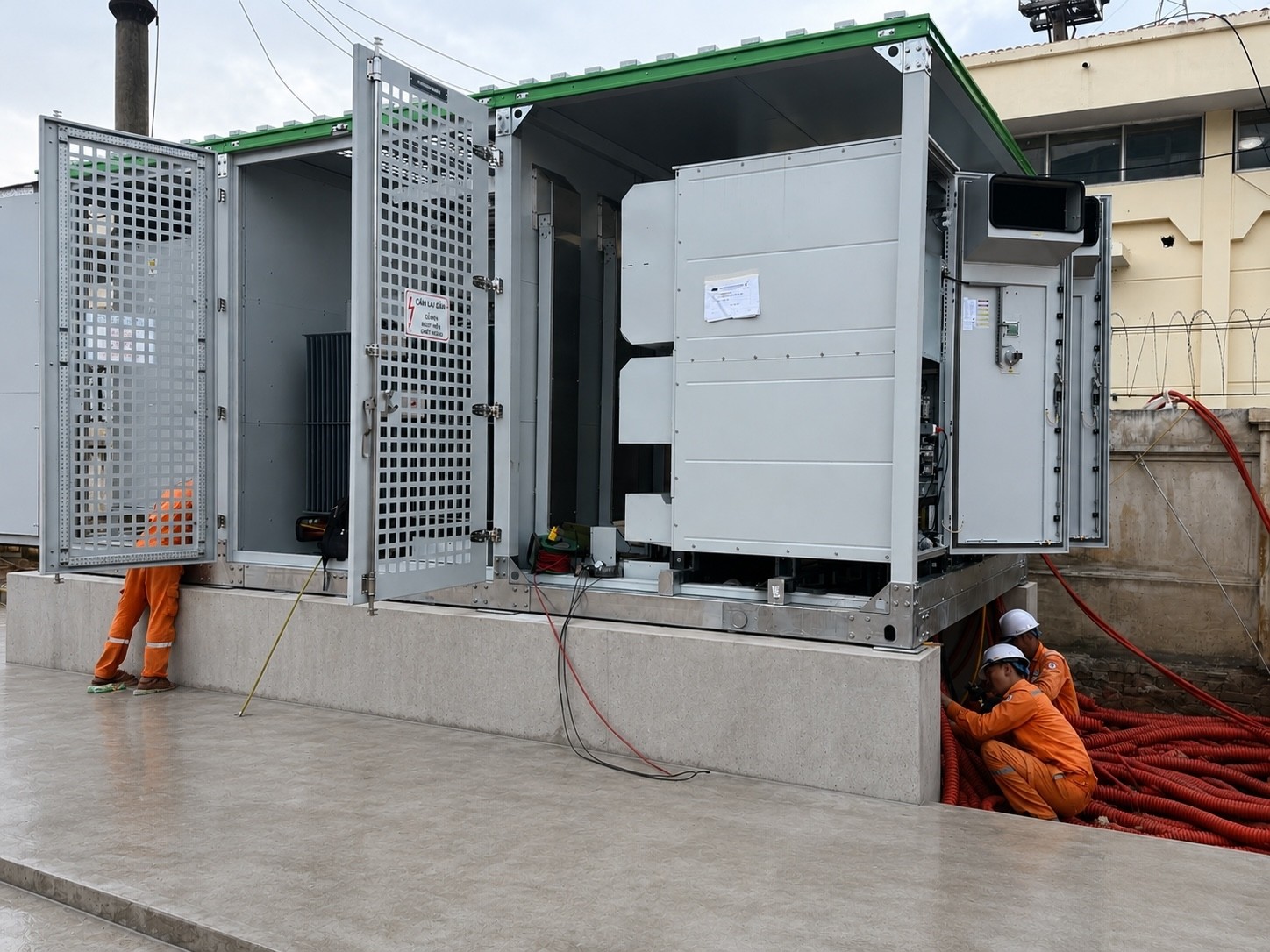 Đội ngũ kỹ thuật thực hiện đấu nối, hoàn thiện hệ thống BESS tại TBA 110kV Song Khê (E7.12)
