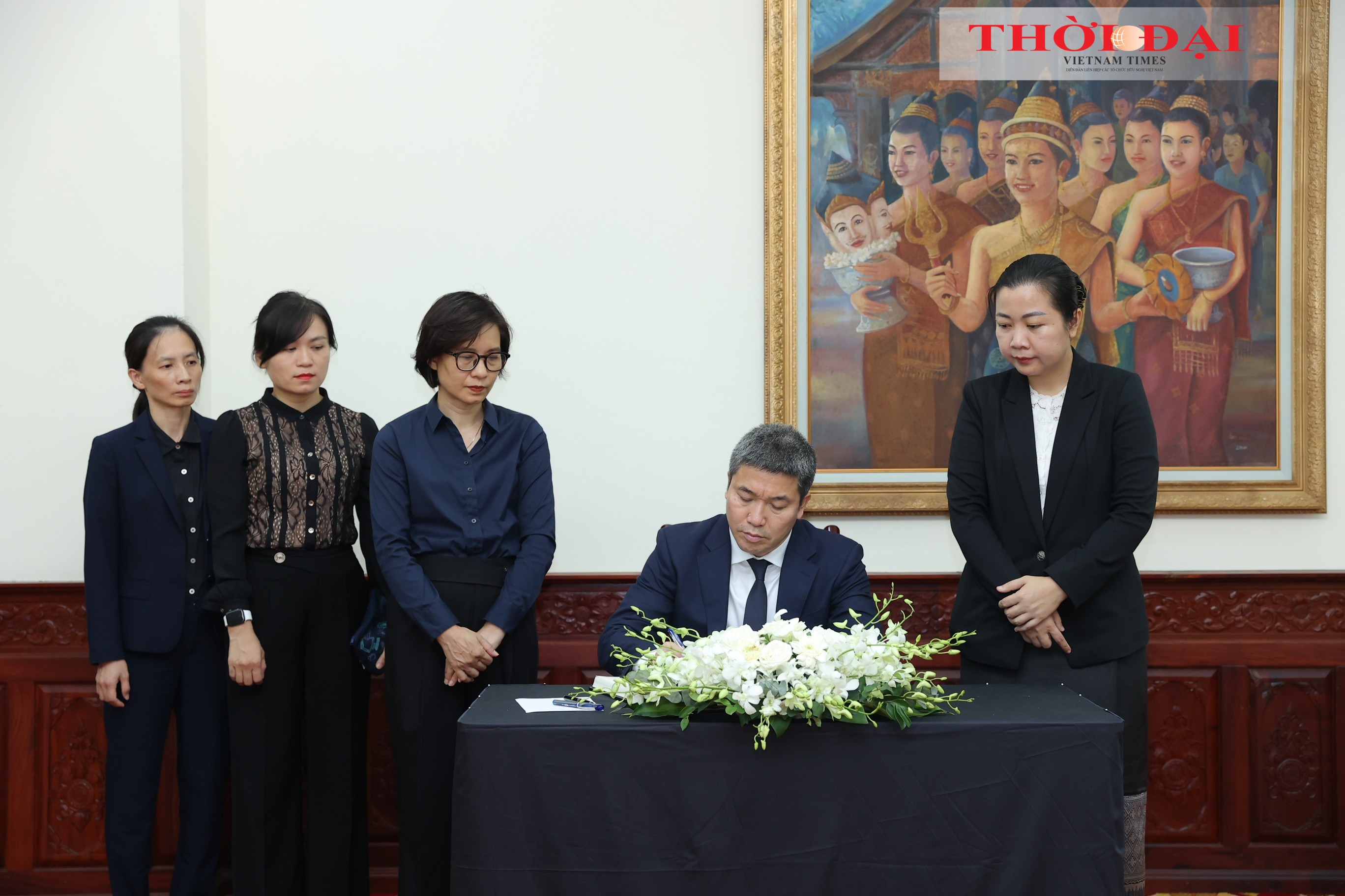 Viet Nam Union of Friendship Organizations Pays Tribute to Lao National Assembly President Viet Nam Union of Friendship Organizations Pays Tribute to Lao National Assembly President