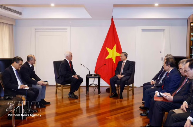 General Secretary of the Communist Party of Vietnam (CPV) Central Committee and President To Lam (right) meets with Malcolm Turnbull AC, Chairman of Advanced Navigation, who is also former Prime Minister of Australia. (Photo: VNA)