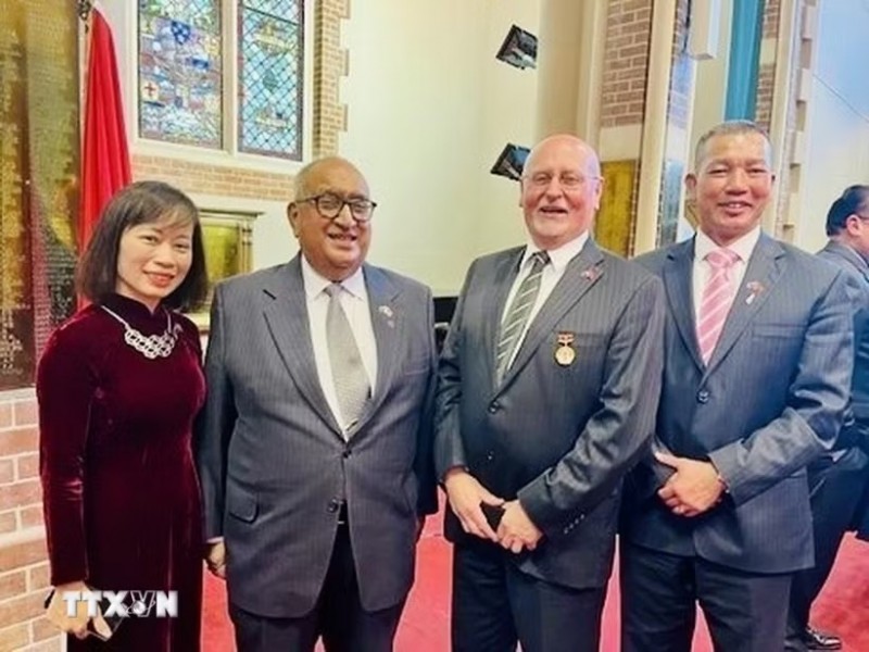 Acting President of New Zealand-Vietnam Friendship Association (NZVFA) Anand Satyanand (second from left) poses for a commemorative photo with NZVFA members. (Photo: VNA)