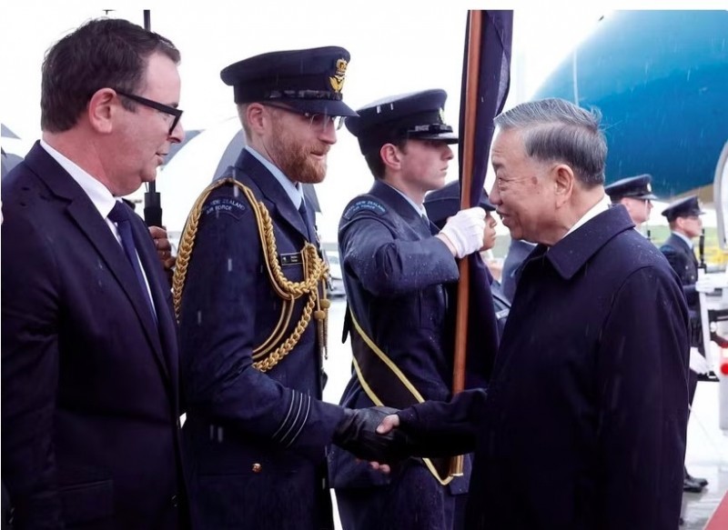 New Zealand officials welcome Party General Secretary and State President To Lam at Auckland International Airport (Photo: VNA)