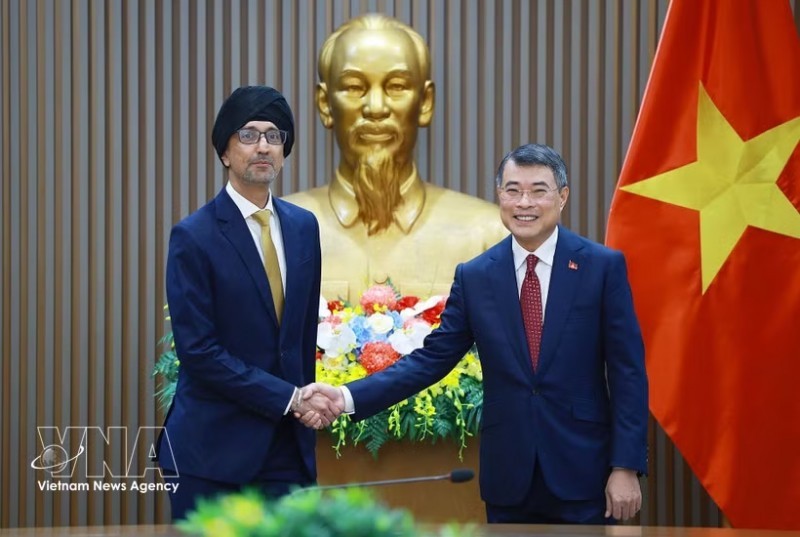 Prime Minister Le Minh Hung (R) receives Singaporean Ambassador to Vietnam Rajpal Singh in Hanoi on August 12 (Photo: VNA)