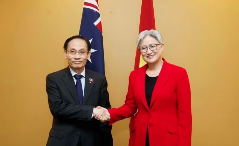 Vietnamese Minister of Foreign Affairs Le Hoai Trung and his Australian counterpart Penny Wong. (Photo: VNA)