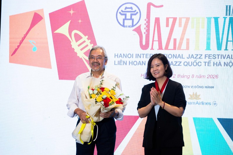 Bà Lê Thị Ánh Mai tặng hoa nghệ sĩ Quyền Văn Minh, người có nhiều đóng góp cho nhạc Jazz tại Việt nam. (Ảnh: T.L) Bà Lê Thị Ánh Mai tặng hoa nghệ sĩ Quyền Văn Minh, người có nhiều đóng góp cho nhạc Jazz tại Việt nam. (Ảnh: T.L)