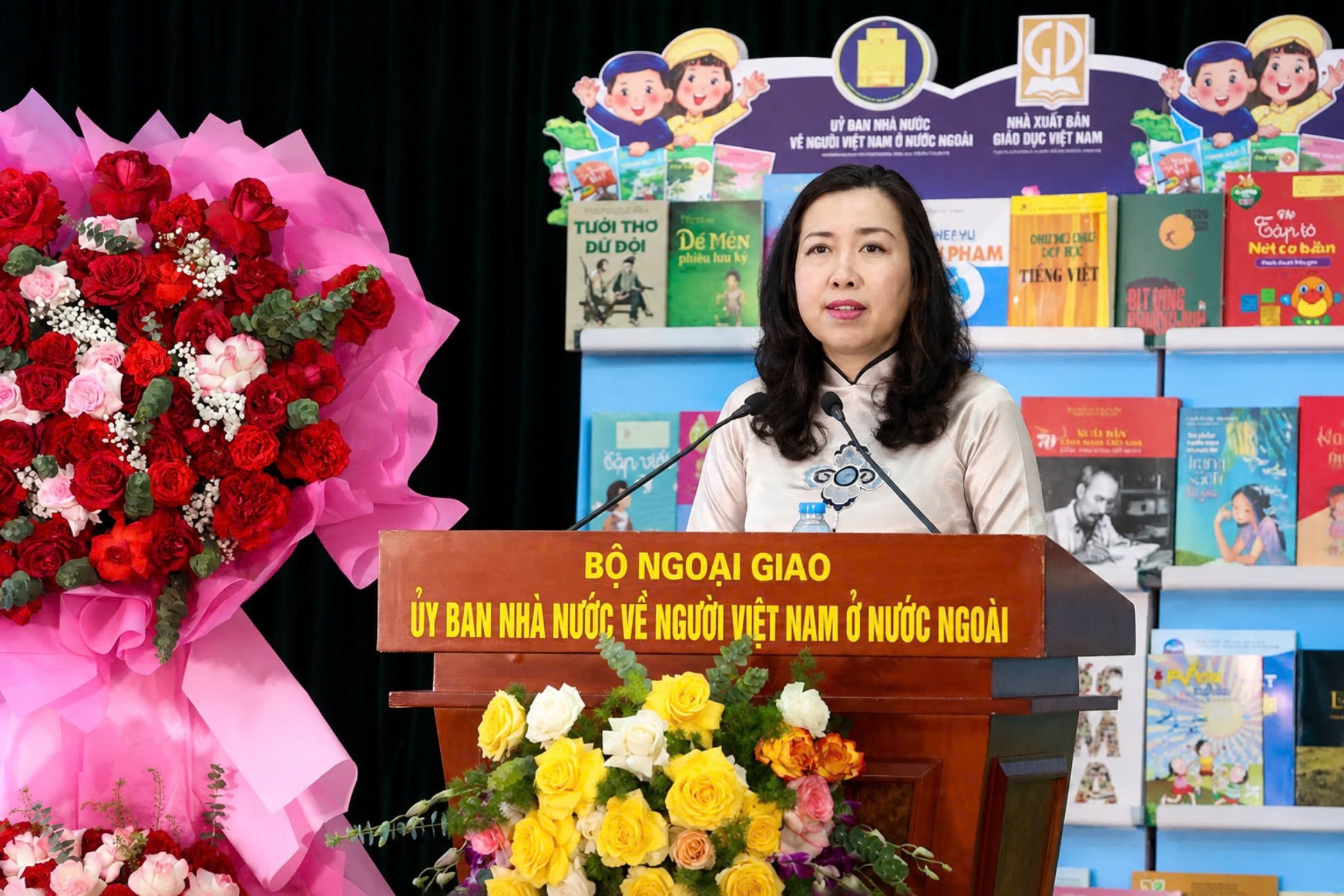 Đẩy mạnh các hoạt động dạy, học tiếng Việt, giao lưu văn hóa và hướng về nguồn cội Đẩy mạnh các hoạt động dạy, học tiếng Việt, giao lưu văn hóa và hướng về nguồn cội