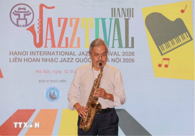 Meritorious artist Quyen Van Minh performed at the programme. (Photo: Khanh Hoa/VNA)