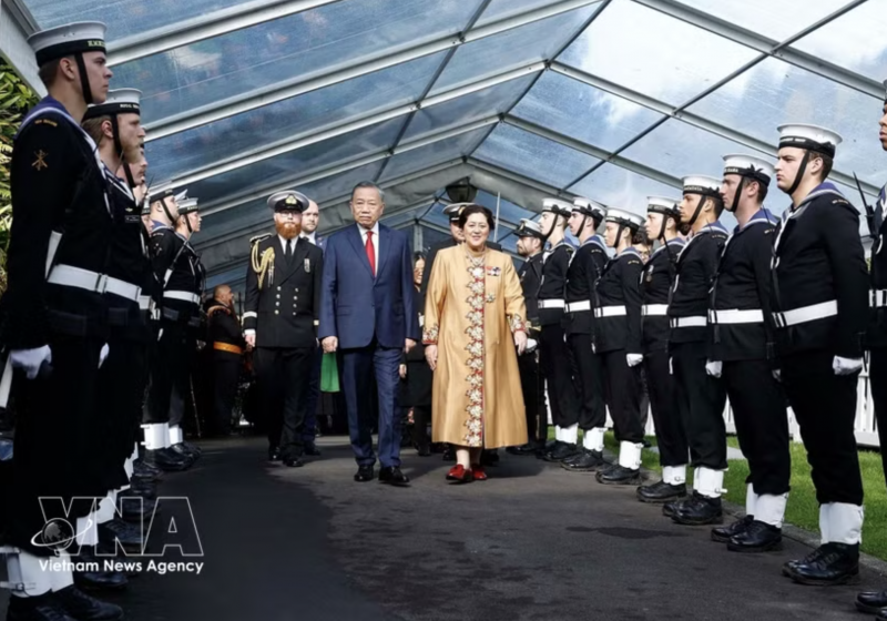 General Secretary of the Communist Party of Vietnam Central Committee and President of Vietnam To Lam (left) and Governor-General of New Zealand Dame Cindy Kiro review the guard of honour at the official welcome ceremony in Auckland on August 13, 2026. (Photo: VNA)
