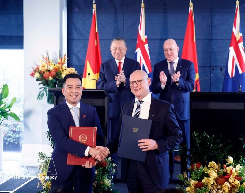 General Secretary of the Communist Party of Vietnam Central Committee and President To Lam and New Zealand Prime Minister Christopher Luxon witness the exchange of cooperation documents between the two countries in Auckland on August 13, 2026. (Photo: VNA) General Secretary of the Communist Party of Vietnam Central Committee and President To Lam and New Zealand Prime Minister Christopher Luxon witness the exchange of cooperation documents between the two countries in Auckland on August 13, 2026. (Photo: VNA)