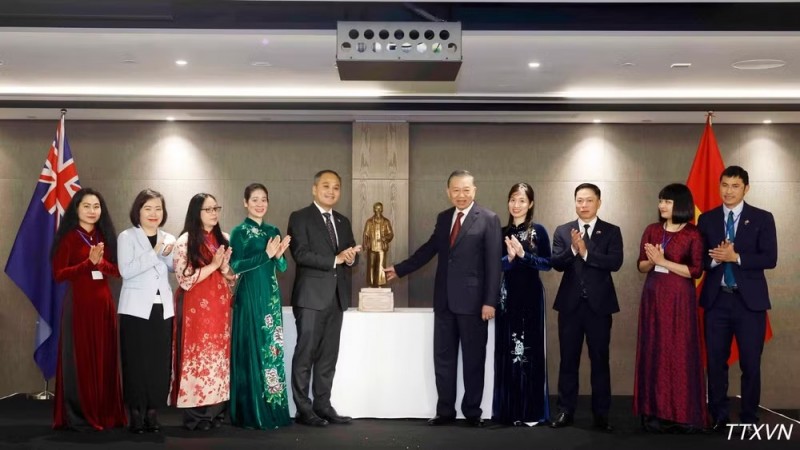 General Secretary of the Communist Party of Vietnam and President To Lam presents a statue of President Ho Chi Minh to the Embassy of Vietnam in New Zealand. (Photo: Thong Nhat/VNA)