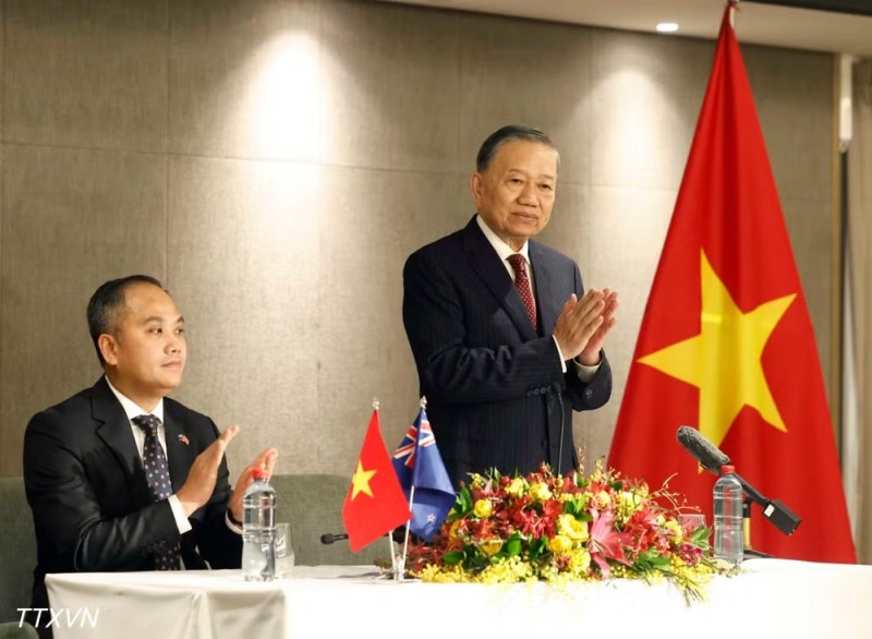 General Secretary of the Communist Party of Vietnam and President To Lam speaks with officials and staff of the Embassy of Vietnam in New Zealand. (Photo: Thong Nhat/VNA)