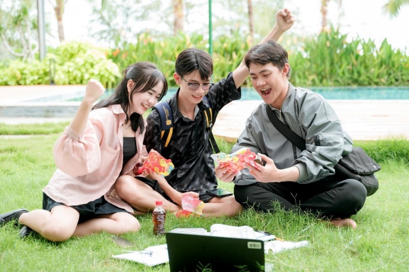 Nhiều người sau khi uống Trà Dr Thanh, Trà Xanh Không Độ hay Nước tăng lực Number 1 giờ không còn vội bỏ chai đi ngay như trước mà giữ lại thêm vài giây để xé nhãn, nhập mã thử vận may.
