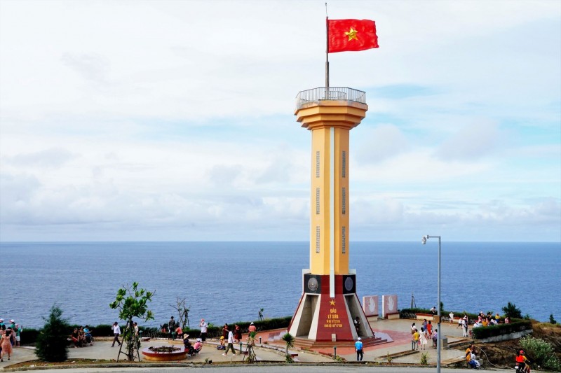 The national flagpole is a popular stop for most visitors. (Photo: Travel in Vietnam) The national flagpole is a popular stop for most visitors. (Photo: Travel in Vietnam)